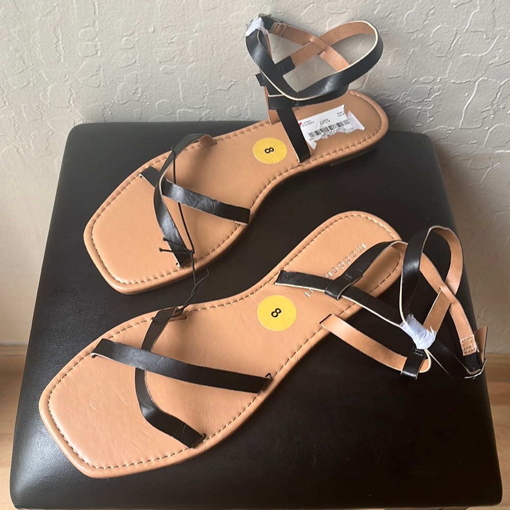 Woman’s sandal black/tan size 8